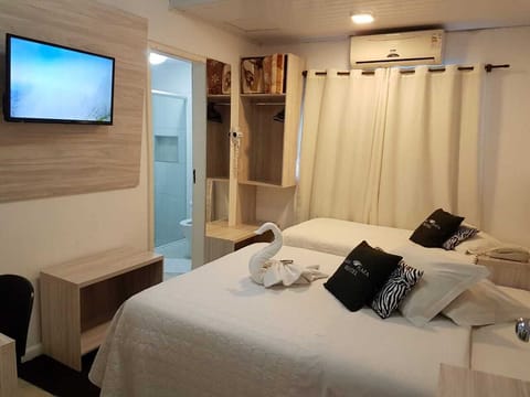 Deluxe Triple Room | Desk, laptop workspace, free WiFi
