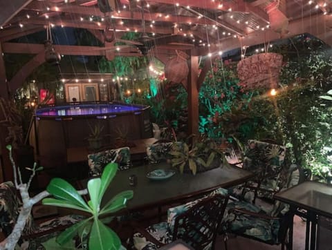 Tropical enclosed courtyard with dining pavilion, pool & hot-tub under palms ! 