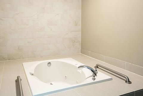 Combined shower/tub, free toiletries, hair dryer, towels