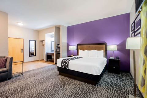 Deluxe Room, 1 King Bed, Non Smoking (Deluxe Executive Room) | Premium bedding, desk, laptop workspace, blackout drapes