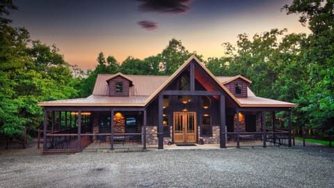 Charming Cabin Retreat: Experience stunning sunsets from the spacious deck amidst nature’s beauty!