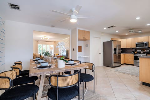 The kitchen and dining area has a ceiling fan 