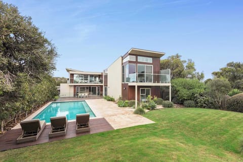 Escape to a stunning coastal retreat in Torquay! This luxurious home blends modern architectural elegance with natural beauty, between the beach and the golf course