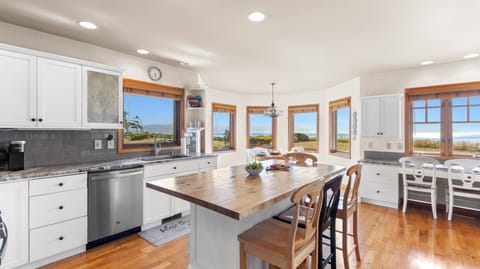 Casual seating at the kitchen counter with stylish stools—ideal for quick meals or socializing while cooking.