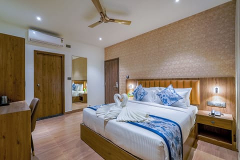Deluxe Double Room, Garden View | Iron/ironing board, free WiFi