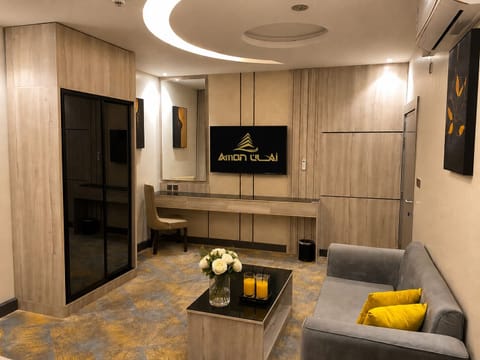 Deluxe Studio | Egyptian cotton sheets, premium bedding, pillowtop beds, minibar