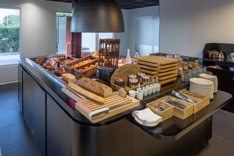 Daily cooked-to-order breakfast (EUR 12 per person)