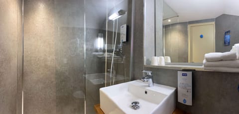 Standard Room, 2 Twin Beds | Bathroom | Combined shower/tub, eco-friendly toiletries, hair dryer, slippers