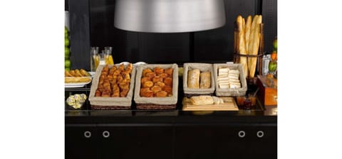 Breakfast and dinner served, French cuisine