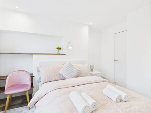 4 bedrooms, iron/ironing board, WiFi (free), bed sheets