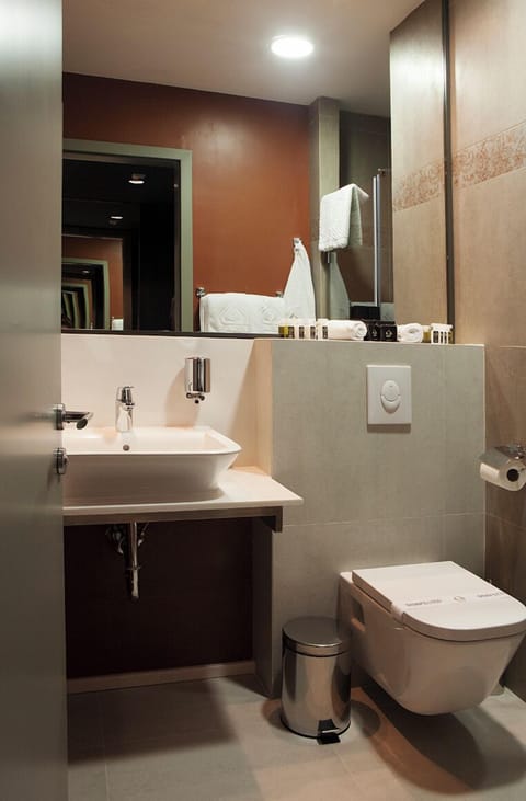 Standard Twin Room, City View | Bathroom | Shower, hair dryer, towels, soap