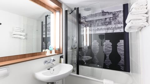 Combined shower/tub, eco-friendly toiletries, towels