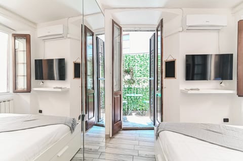 Double Room, 1 Double Bed | Laptop workspace, iron/ironing board, free WiFi