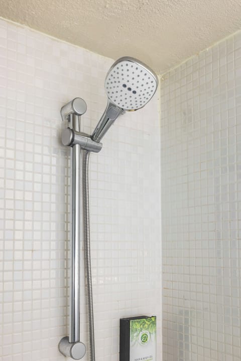 Combined shower/tub, hair dryer, towels
