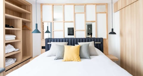 Junior Suite, 1 King Bed with Sofa bed | Premium bedding, desk, laptop workspace, blackout drapes