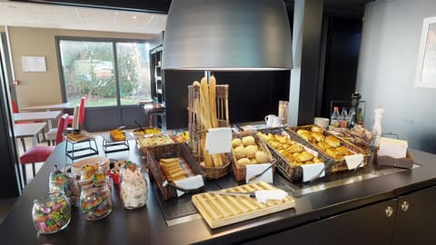 Daily to-go breakfast (EUR 11.9 per person)