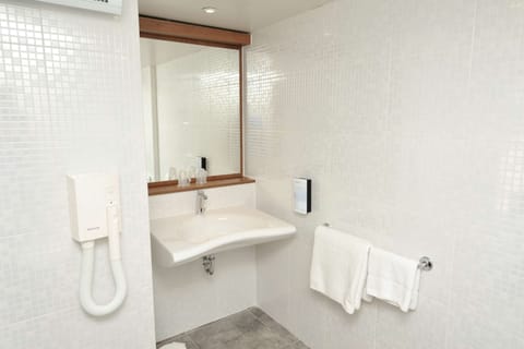 Standard Room, 1 Double Bed | Bathroom | Eco-friendly toiletries, towels