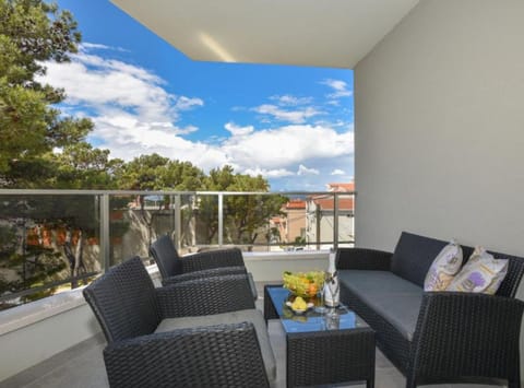 Apartment (One Bedroom Apartment With Balcony An) | Balcony