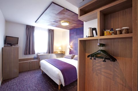 Standard Room, 1 Double Bed | Desk, laptop workspace, blackout drapes, iron/ironing board