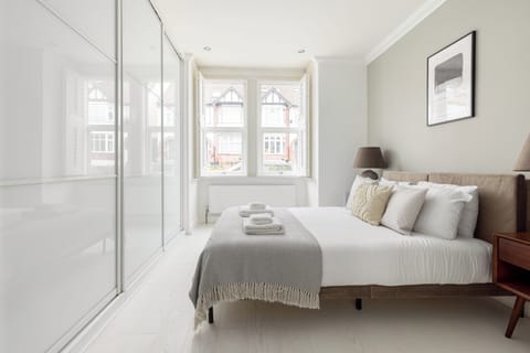 Apartment | Hypo-allergenic bedding, iron/ironing board, cribs/infant beds