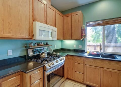 KITCHEN 
Bright, modern kitchen with all the essentials. Perfect for cooking.