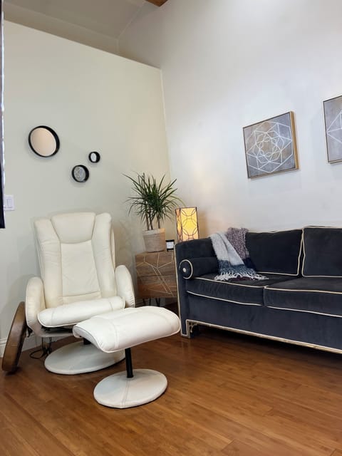 LIVING ROOM 
Warm wood floor and soft lightening,perfect to enjoy quiet evening.