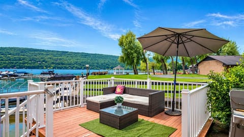 Lakeside charm with private docks and lush lawn space—perfect for waterfront living or short-term rental potential! 🚤🌿