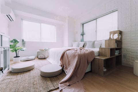 Apartment, 1 Queen Bed with Sofa bed, Non Smoking | Living room | 50-inch flat-screen TV with cable channels