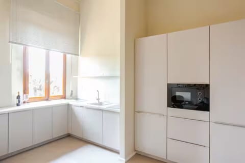 Mini-fridge, microwave, oven, stovetop