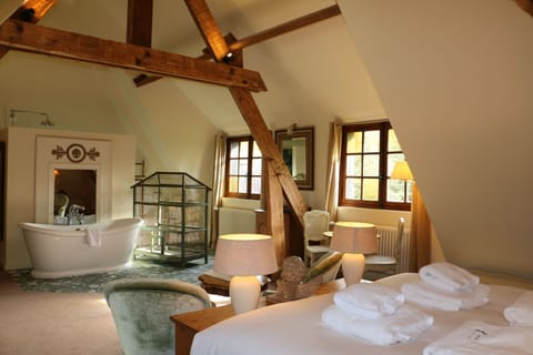 Traveler Room | In-room safe, soundproofing, iron/ironing board, free WiFi