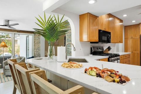 Whip up delicious meals in our fully equipped kitchen! 🍳 The large island provides ample space for preparing food or gathering for casual chats and snacks. 🍇🍕