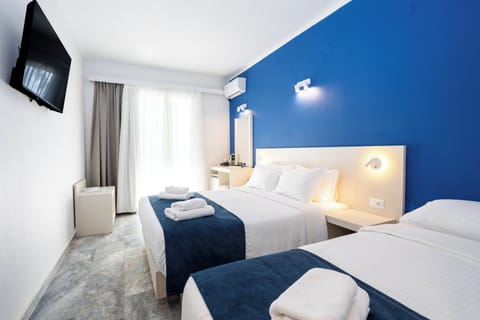 Desk, laptop workspace, soundproofing, free WiFi