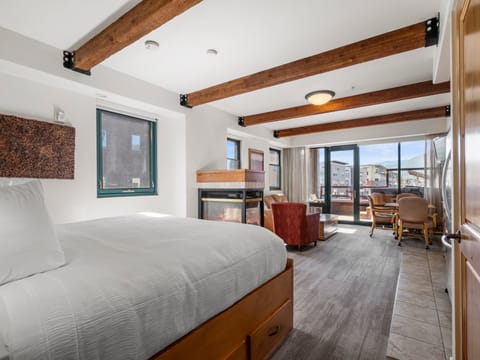 Studio View / King Bed / Living Area