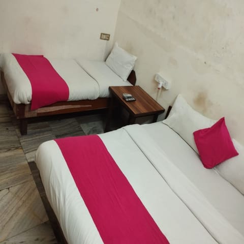 Deluxe Room, City View | Desk, free WiFi