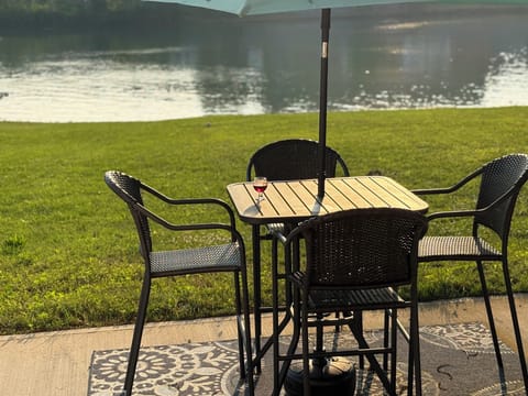 Relax by the beautiful and peaceful lake! PLEASE READ HOUSE RULES BEFORE BOOKING