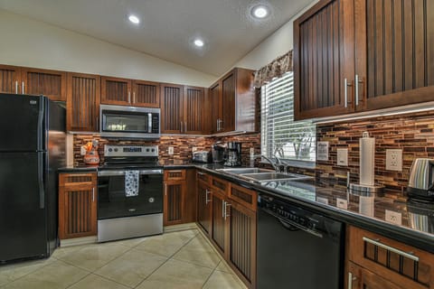 Designer gourmet kitchen. fully equipped for all your cooking needs.