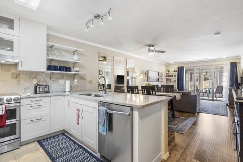 Condo, 1 Queen Bed with Sofa bed, Kitchen, Golf View (Dream on the Green) | Private kitchen | Fridge, microwave, oven, stovetop