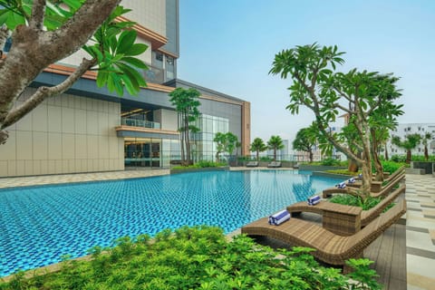 2 outdoor pools