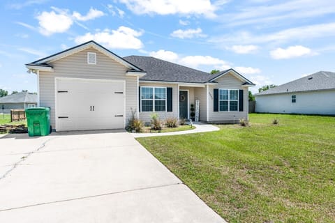 Host your loved ones in this charming home with a garage and full driveway!