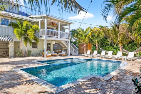 Heated saltwater pool+spa, loungers, deep seating, hammocks, & outdoor shower!