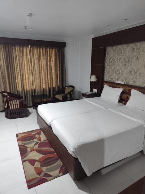 Standard Double Room | Desk, laptop workspace, soundproofing, iron/ironing board