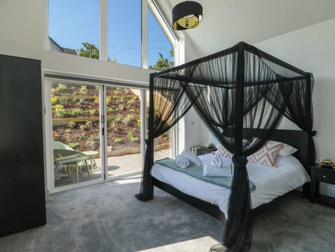 4 bedrooms, individually decorated, individually furnished, free WiFi