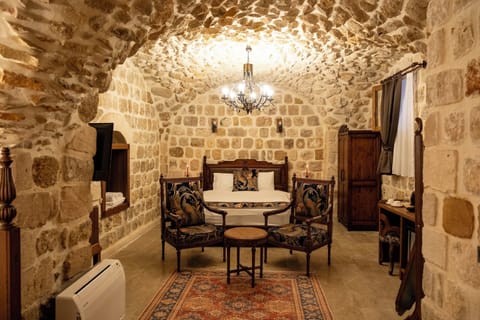 Family Room, Courtyard View | Egyptian cotton sheets, premium bedding, down comforters