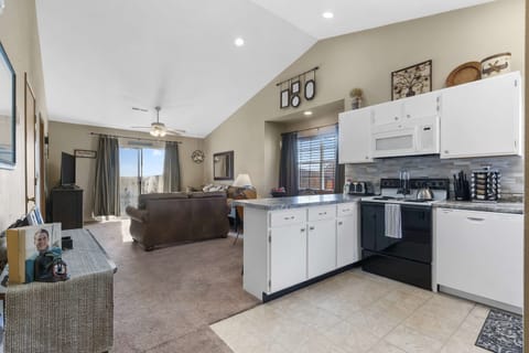 Condo, Multiple Beds, Balcony, Mountain View (Lake Livin') | Private kitchen | Fridge, microwave, oven, stovetop