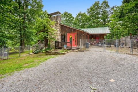 Flat, easy-access driveway with stress-free parking—no steep mountain roads or tight switchbacks. A rare Smokies feature that makes arrival and departure simple in any season, rain or shine.