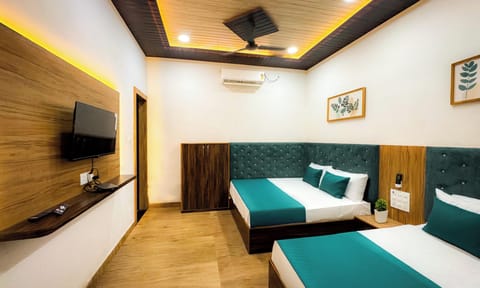 Family Room | Hypo-allergenic bedding available, laptop workspace, soundproofing
