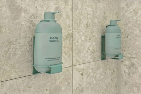 Combined shower/tub, free toiletries, hair dryer, towels