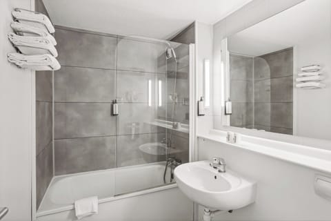 Combined shower/tub, free toiletries, hair dryer, towels