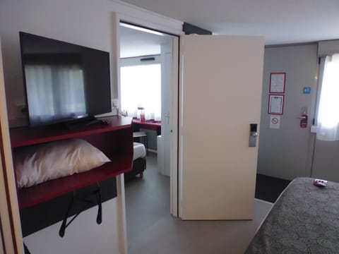 Desk, soundproofing, iron/ironing board, free cribs/infant beds