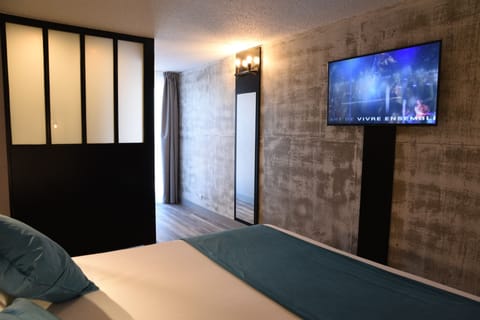 Desk, soundproofing, cribs/infant beds, free WiFi